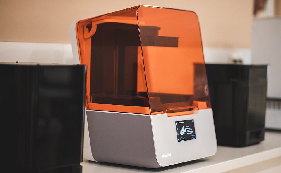 Impressora 3D de resina usada em laboratório dental